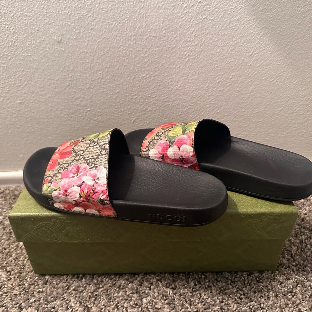 GUCCI SLIDES *like new!!*